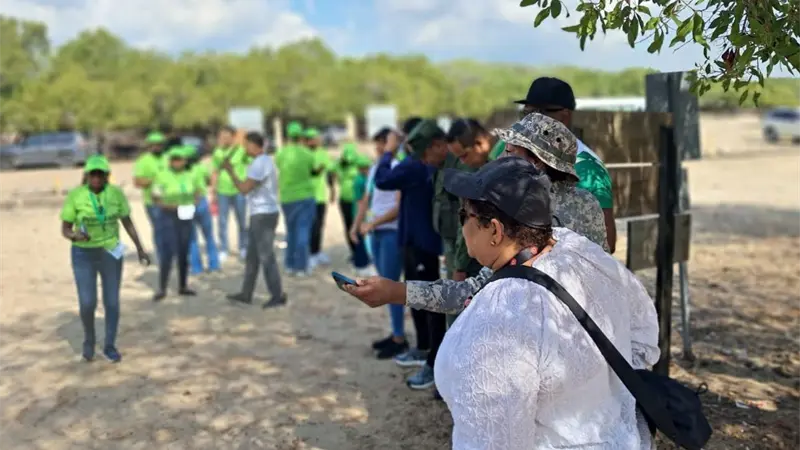 Grupo de jóvenes voluntarios limpian playa Caobita en Azua