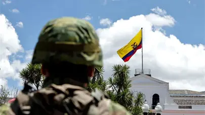 Detienen a treinta peruanos y venezolanos en un operativo contra miner&iacute;a ilegal en Ecuador