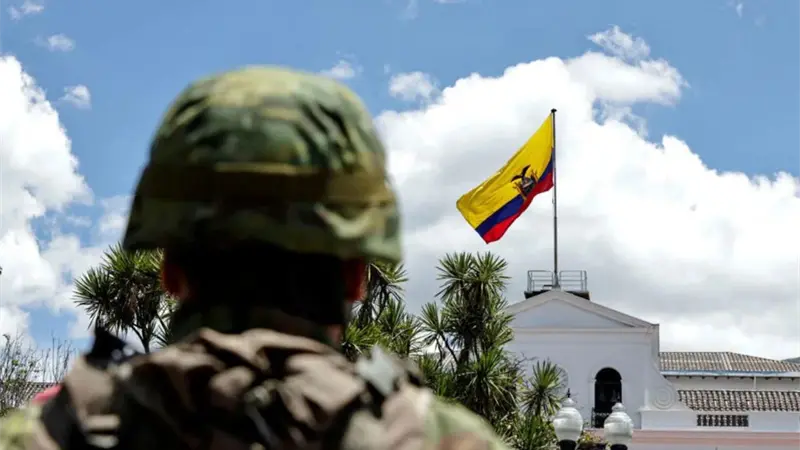 Detienen a treinta peruanos y venezolanos en un operativo contra minería ilegal en Ecuador