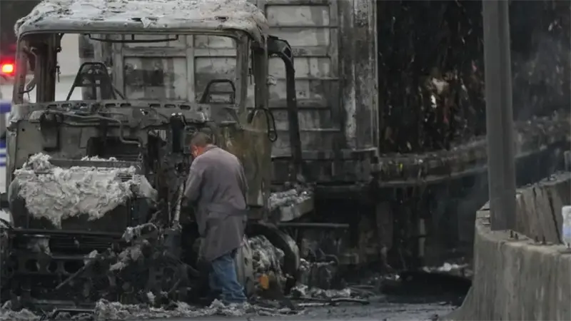 Suman 28 muertos por explosión de un camión de gas en Ciudad de México
