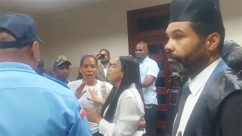 Enfrentamiento entre viuda y juezas provoca receso en juicio por asesinato de regidor en Bayaguana