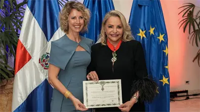 Francia condecora a la embajadora Rosa Hernández de Grullón