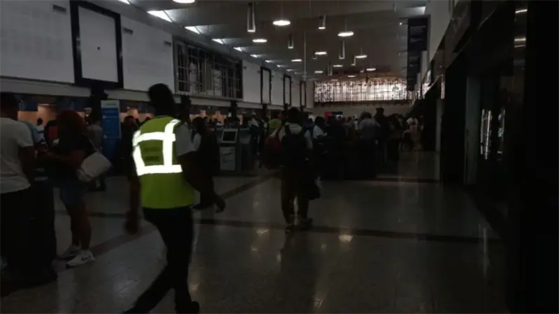 Aerodom es obligada a indemnizar a usuarios y aerolíneas por apagón en el AILA
