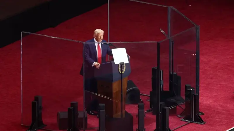 El vidrio balístico: La estricta seguridad en el memorial de Charlie Kirk