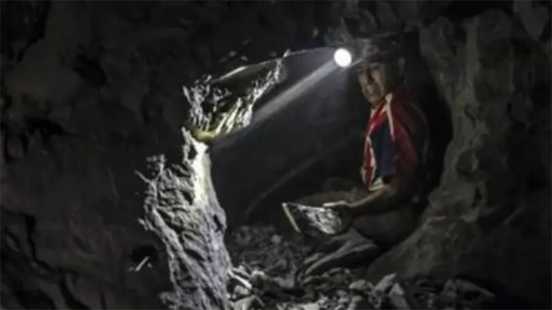 Al menos 25 mineros atrapados tras derrumbe del socavón de una mina de oro en Colombia
