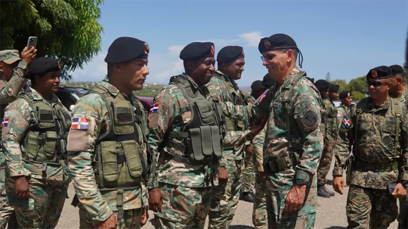 Comandante del Ejército recorre provincias de la línea noroeste; garantiza seguridad en la zona