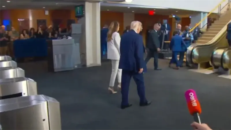 Escalera mecánica se detiene mientras Donald Trump subía en la sede de la ONU