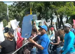 Moradores de San Felipe en Villa Mella protestan frente al MOPC