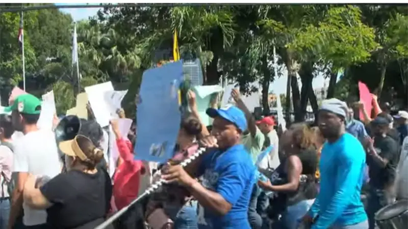 Moradores de San Felipe en Villa Mella protestan frente al MOPC