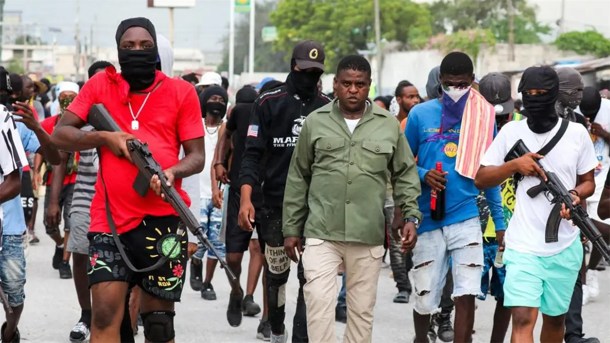 Tropas de seguridad patrullan las calles de Puerto Príncipe en medio de la creciente violencia de las bandas criminales en Haití.