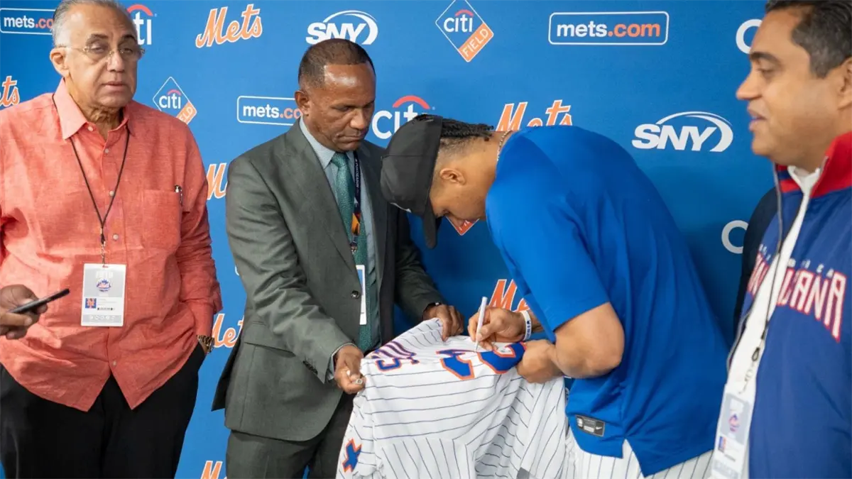 Juan Soto recibe al Ministro de Deportes RD Kelvin Cruz y familia en Citi Field ´Mes de la Herencia Hispana´