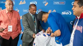 Juan Soto recibe al Ministro de Deportes RD Kelvin Cruz y familia en Citi Field ´Mes de la Herencia Hispana´