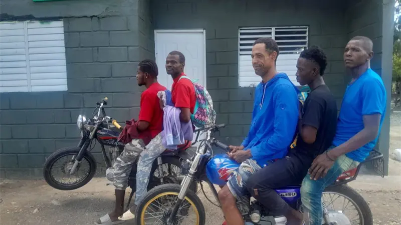 Ejército detiene haitianos indocumentados en motocicletas en zona costera de Montecristi