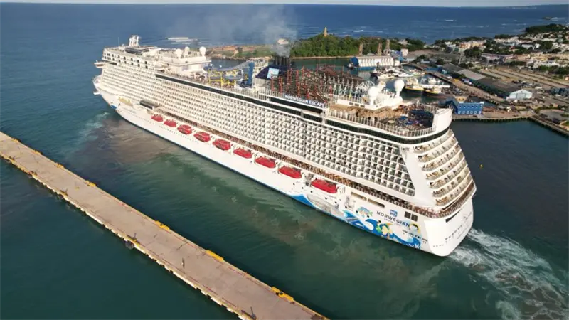 RD  recibe por primera vez los cruceros Brilliant Lady y Queen Elizabeth