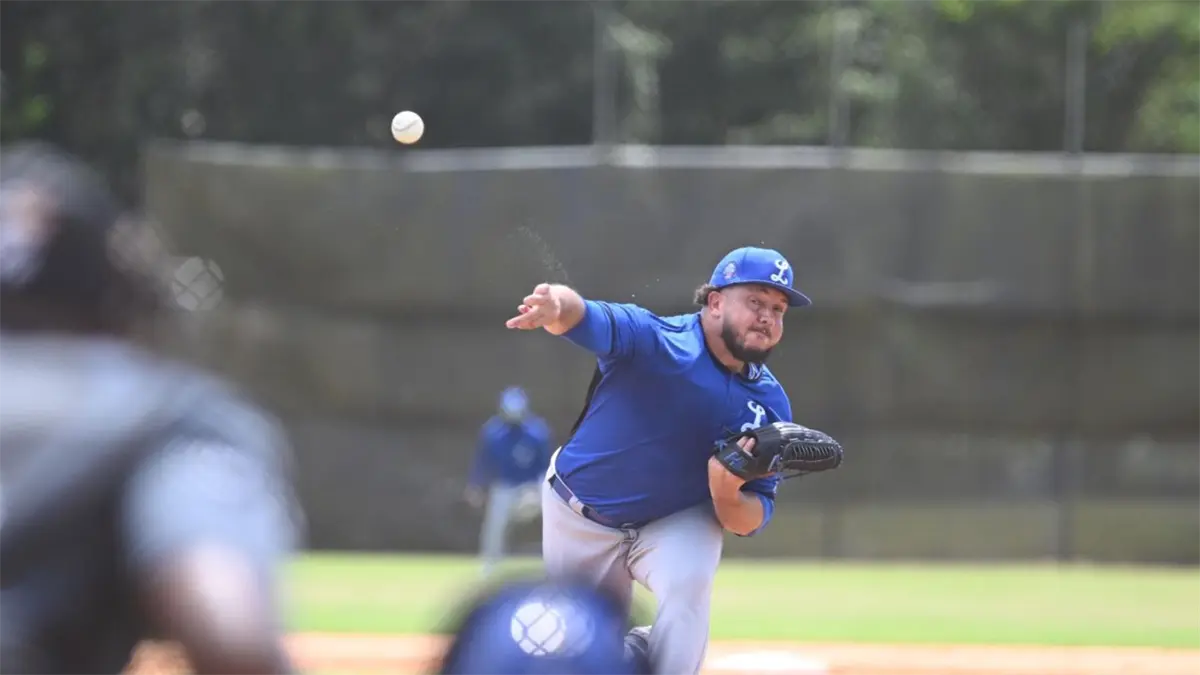 Los lanzadores Jonathan Aro y Michael Arias, junto a los infielders Yunior Severino y Jorgelys Mota y el jardinero Samuel Muñoz, durante los entrenamientos de los Tigres del Licey en Guerra para la temporada 2023-24.