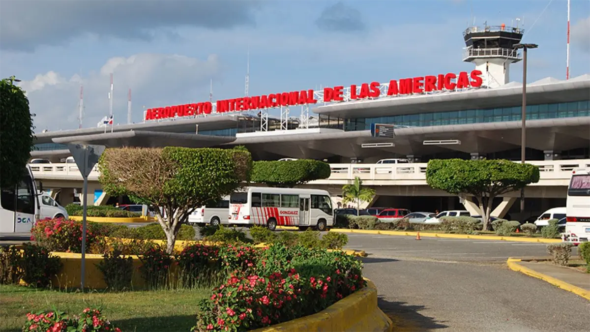 Vista del Aeropuerto Internacional de Las Américas (AILA), donde un apagón afectó sus operaciones y generó una investigación de la Comisión Aeroportuaria.