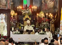 Cientos de feligreses abarrotan Santo Cerro en La Vega en el dia de las Mercedes
