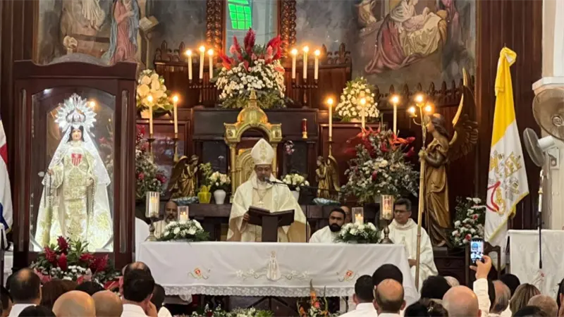 Cientos de feligreses abarrotan Santo Cerro en La Vega en el dia de las Mercedes