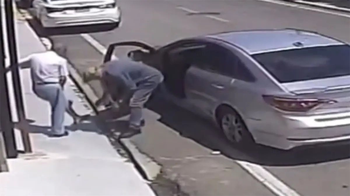 Captan en cámara a dos hombres asaltando a un anciano en Santiago