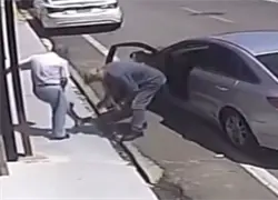 Captan en cámara a dos hombres asaltando a un anciano en Santiago