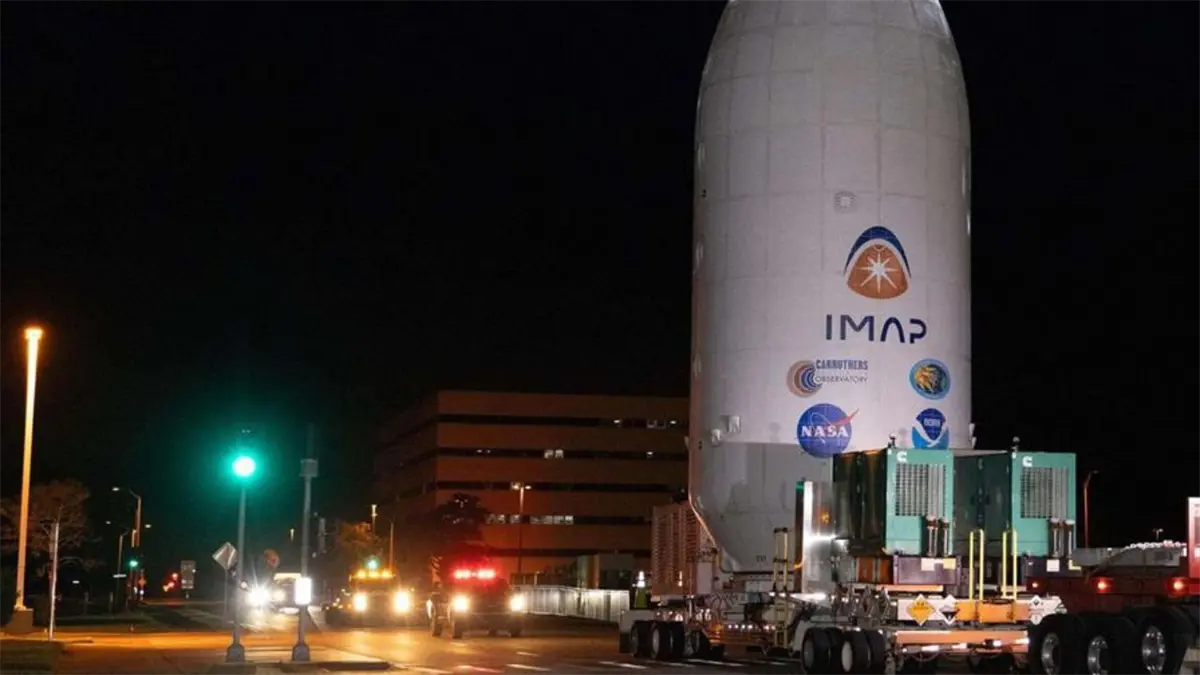 Fotografía cedida por la NASA del 18 de septiembre de 2025 de trabajadores transportando la Sonda de Mapeo y Aceleración Interestelar (IMAP).