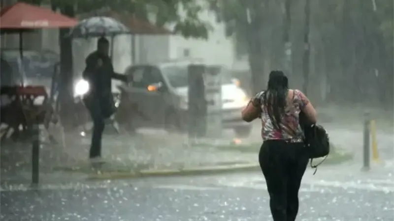 Onda tropical y vaguada provocarán aguaceros, tormentas y ráfagas de viento, informa INDOMET