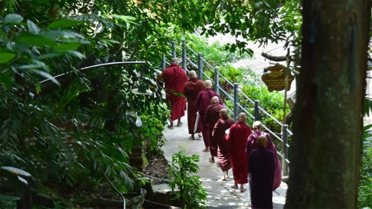 Monjes budistas de Sri Lanka.