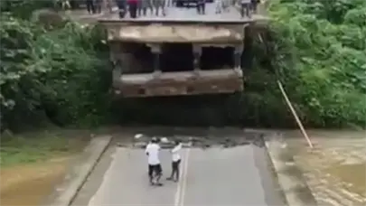 Colapsa puente que comunica Yamas&aacute; con el distrito municipal de Don Juan en Monte Plata