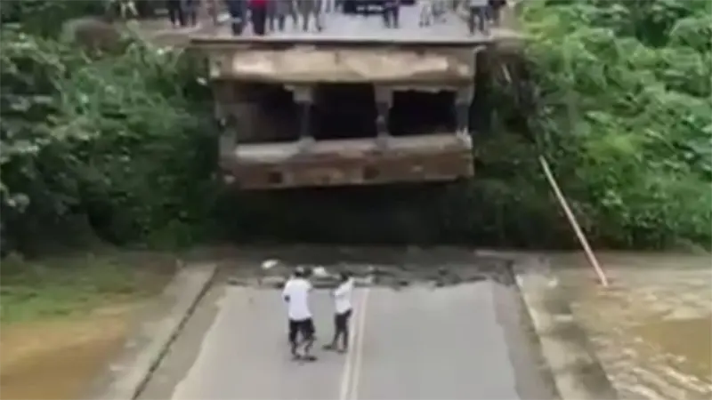 Colapsa puente que comunica Yamasá con el distrito municipal de Don Juan en Monte Plata
