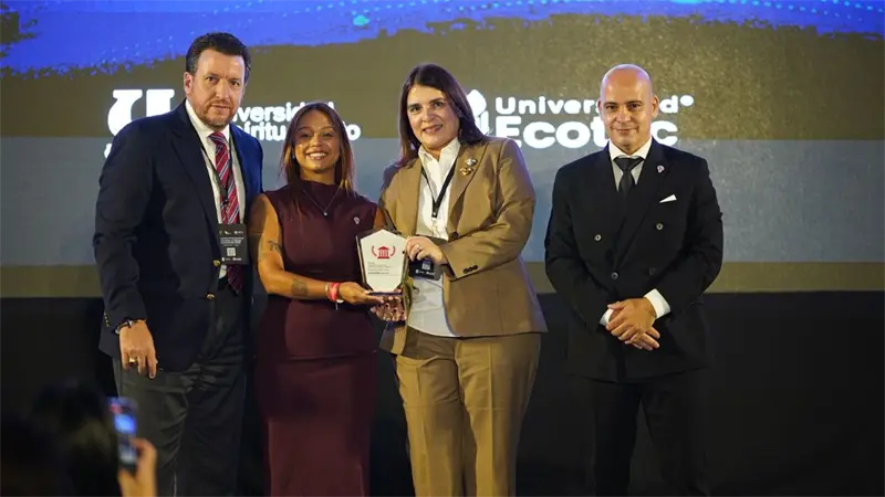 Innovatec entrega el Premio "Ranking Educativo Innovatec 2025 — Excelencia Educativa e Innovadora" a la Universidad del Caribe en RD