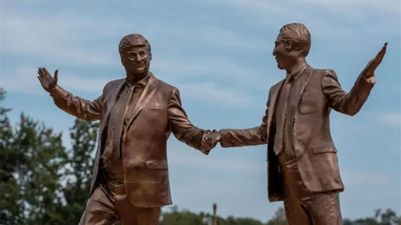 Las autoridades retiran la escultura de Trump y Epstein agarrados de la mano en Washington