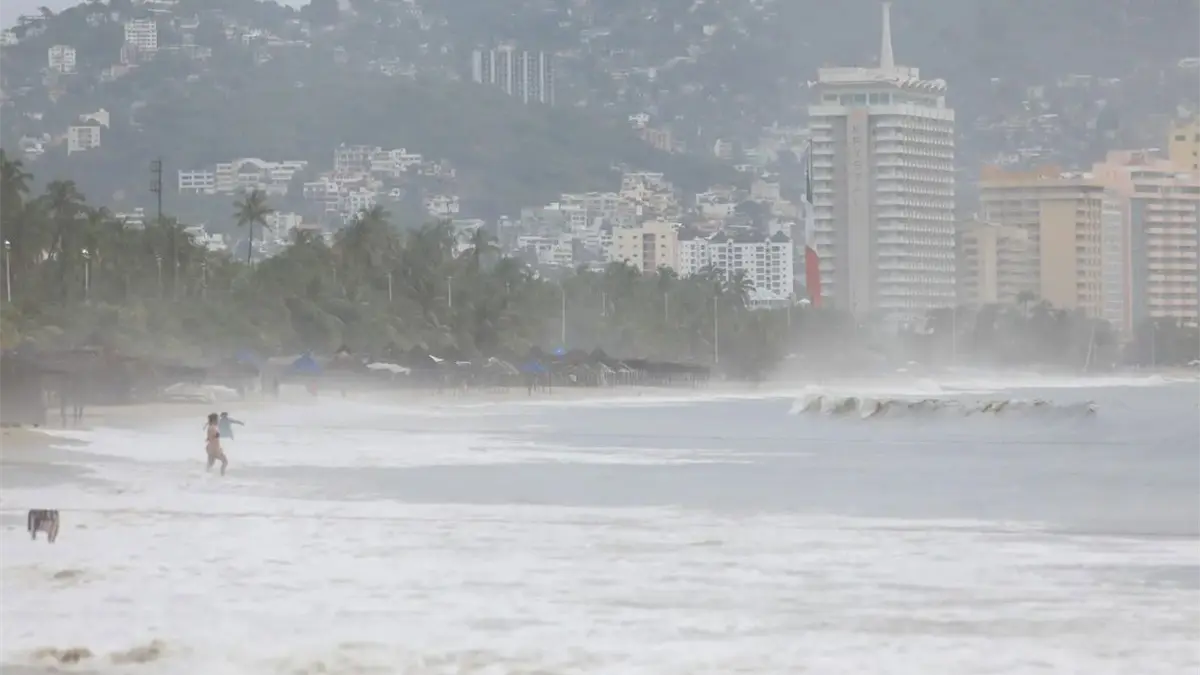 El huracán Narda se debilita a categoría 1 y mantiene lluvias en tres estados de México