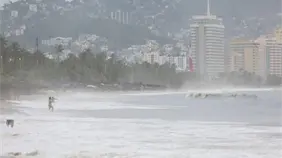 El huracán Narda se debilita a categoría 1 y mantiene lluvias en tres estados de México