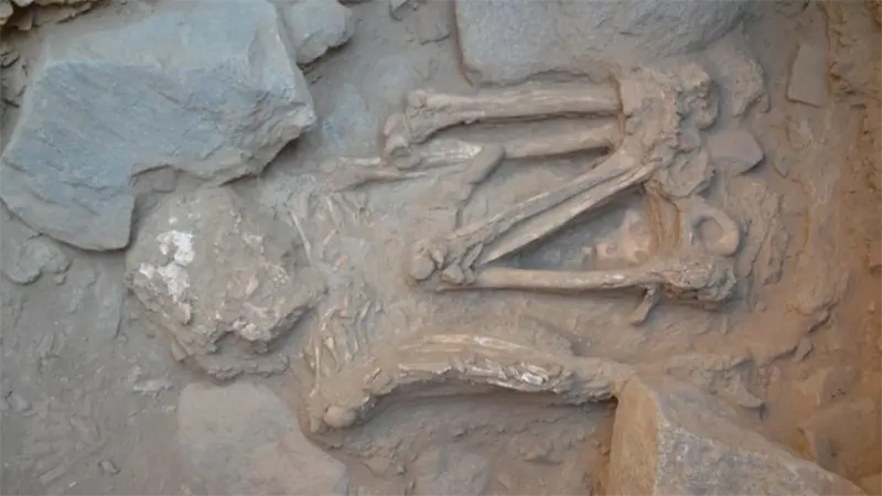 Hallan inéditas tumbas de 4.500 años de antigüedad en Perú al interior del valle de Moche
