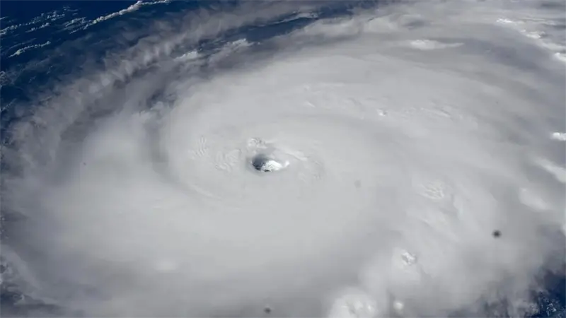 La tormenta Humberto se fortalece en el Atlántico mientras el huracán Gabrielle decrece