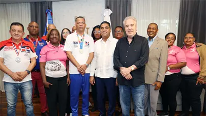 Ministro Kelvin Cruz recibe delegaci&oacute;n dominicana de domin&oacute; para Mundial