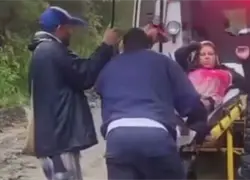 Con una soga, comunitarios cruzan joven embarazada por río en San José de Ocoa