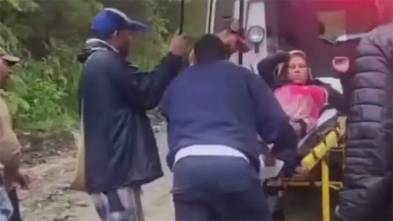 Con una soga, comunitarios cruzan joven embarazada por río en San José de Ocoa