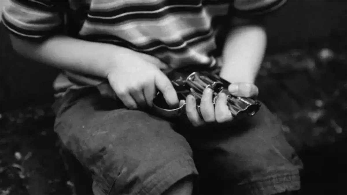 El 24 % de las muertes de niños por armas de fuego en EE.UU. en 2021 ocurrió en sus hogares
