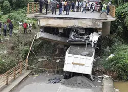 Autoridades plantean paso provisional tras colapso de puente en Monte Plata