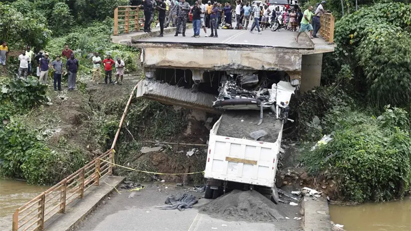 Autoridades plantean paso provisional tras colapso de puente en Monte Plata