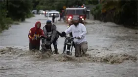 Lluvias provocan fuertes inundaciones en RD, con cientos de desplazados