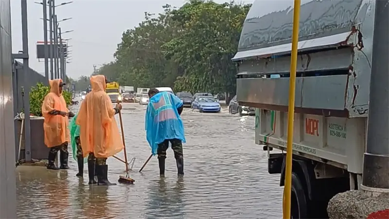 Reportan inundaciones en varias provincias por efectos de onda tropical y vaguada