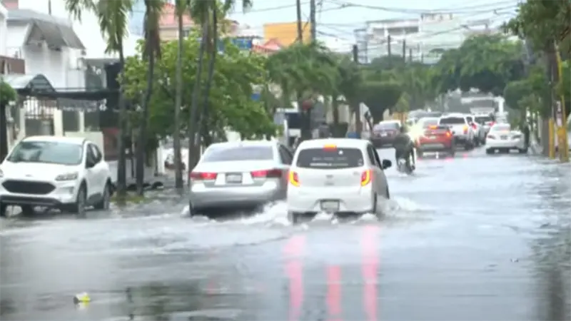 Se producen inundaciones urbanas en el Gran Santo Domingo
