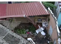 Familia queda a la intemperie tras caer pared sobre su casa