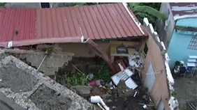 Familia queda a la intemperie tras caer pared sobre su casa