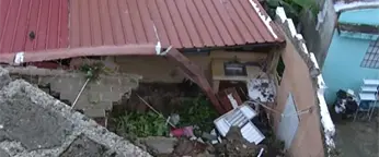 Familia queda a la intemperie tras caer pared sobre su casa