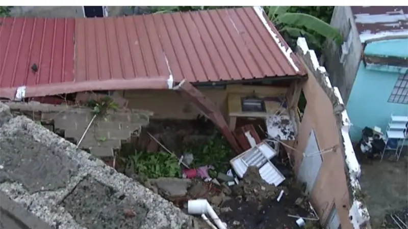 Familia queda a la intemperie tras caer pared sobre su casa