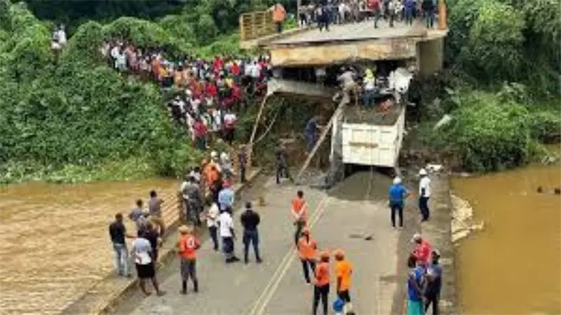Sepultan restos de camionero fallecido tras colapso de puente en Monte Plata