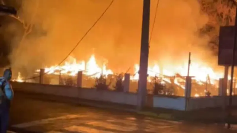 Incendio destruye la histórica Villa Doña Emilia en Montecristi